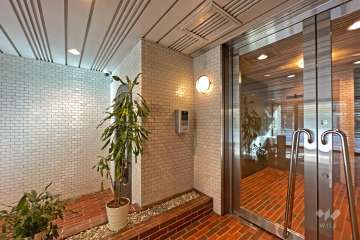 エントランスはオートロック付きです。