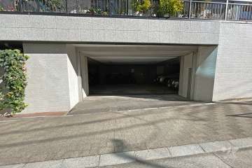 駐車場出入り口