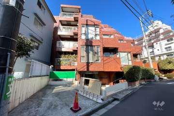 パレドール原宿の外観（東側から）