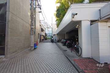 敷地南側の前面道路（東側から）