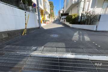 敷地北東側の前面道路
