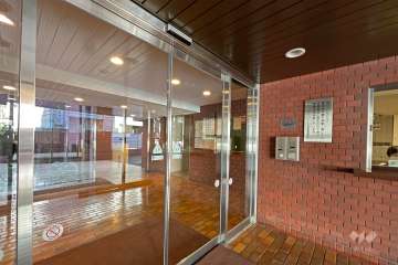 エントランスはオートロック付きです。