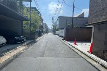敷地北側の前面道路（西側から）