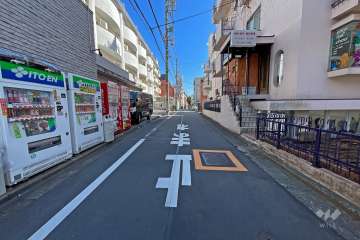 敷地北側の前面道路（西側から）