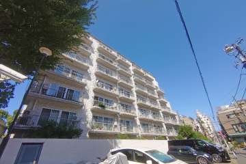 秀和高樹町レジデンスの外観（南東側から）