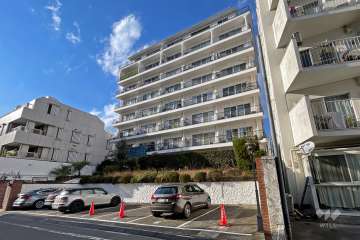 秀和神宮レジデンスの外観（南東側から）