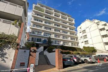 秀和神宮レジデンスの外観（南西側から）