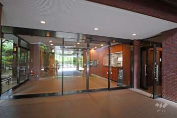 エントランスはオートロック付きです。