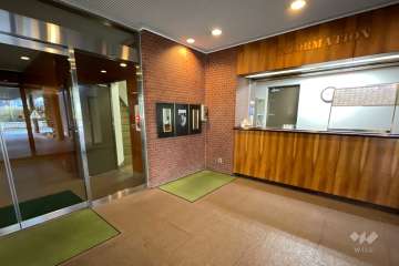 エントランスはオートロック付きです。