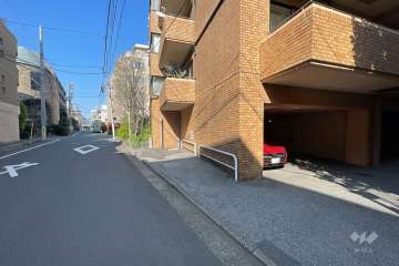 敷地北西側の前面道路(南西側から)