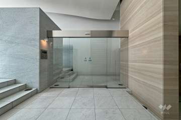 エントランスはオートロック付き