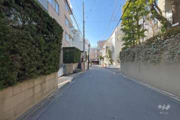 敷地西側の前面道路