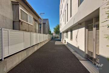 敷地西側の前面道路（南側から）