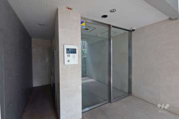 エントランスはオートロック付きです。