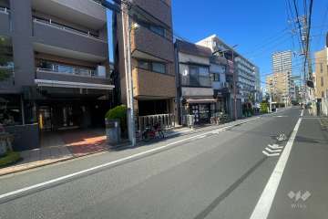 敷地南東側の前面道路（南西側から）