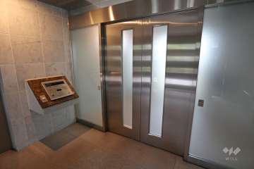 エントランスはオートロックです。