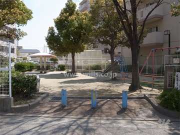 敷地に隣接して『口田中野上子ども広場』があります。