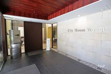 エントランスはオートロック付きです。