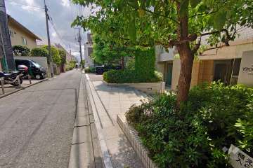 敷地南東側の前面道路（北東側から）