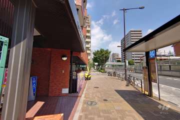 敷地東側の前面道路（南側から）