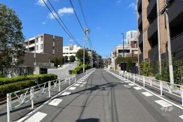 敷地北東側の前面道路（南東側から）