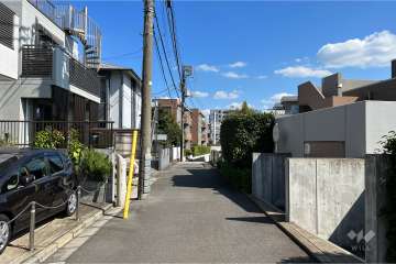 敷地北側の前面道路（西側から）