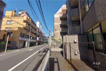 敷地北西側の前面道路（南西側から）