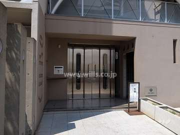 エントランスはオートロック付きです。