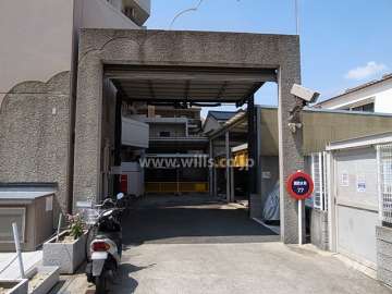 敷地内駐車場入り口