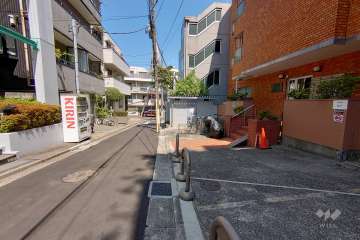 敷地北西側の前面道路（南西側から）