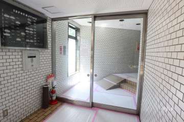 エントランスはオートロック付きです。