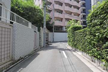 敷地北側の前面道路