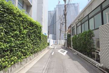 敷地北東側の前面道路