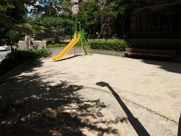 敷地に隣接して小さな公園『栄町三丁目第三公園』があります。