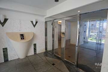 エントランスはオートロック付きです。