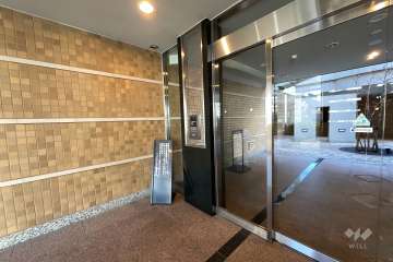 エントランスはオートロック付きです。