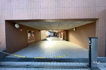 駐車場の出入り口（ロボットゲート付き）