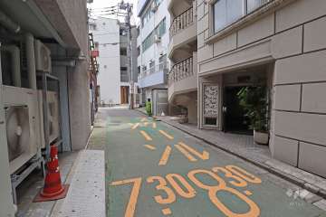 敷地北東側の前面道路（北西側から）