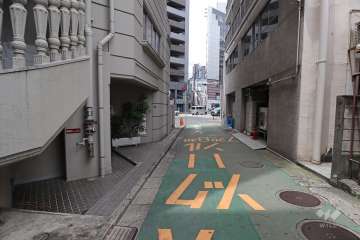 敷地北東側の前面道路（南東側から）