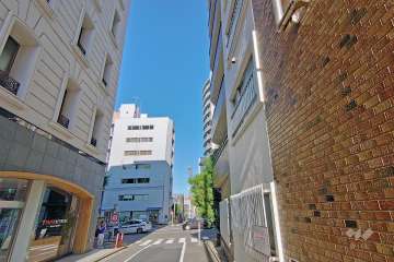 敷地北側の前面道路（西側から）