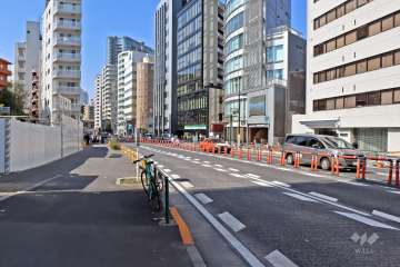 敷地東側の前面道路（南側から）