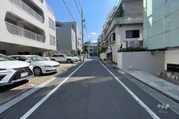 敷地西側の前面道路