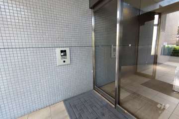 エントランスはオートロック付きです。