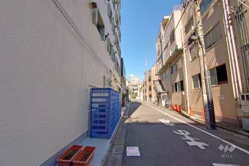 敷地東側の前面道路（南側から）