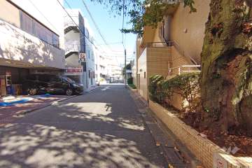 敷地北東側の前面道路（北西側から）