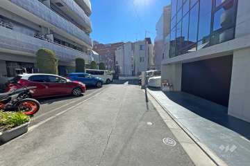 敷地西側の前面道路