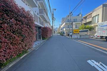 敷地南東側の前面道路（北東側から）