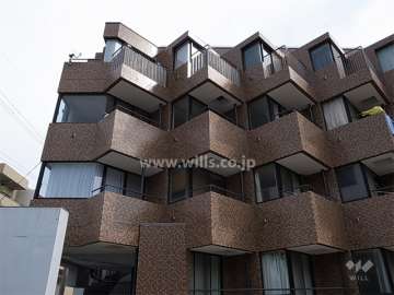 外壁は高級感のあるタイル貼りで、雁行設計になっています。