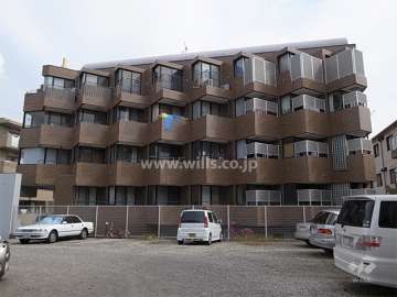 キューブ武庫川7の外観（西側から）　周辺は一戸建てが中心に立ち並ぶ住宅地です。