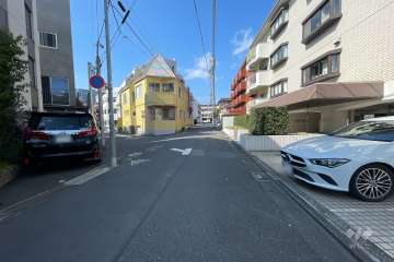 敷地西側の前面道路